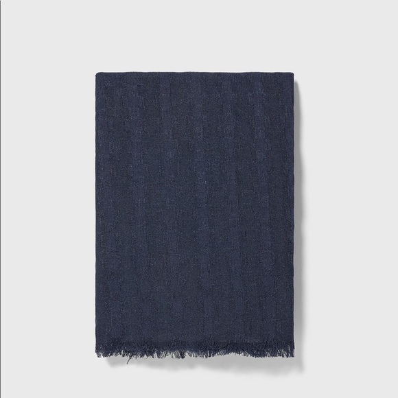 Zara Man Textured Scarf - Picture 2 of 8